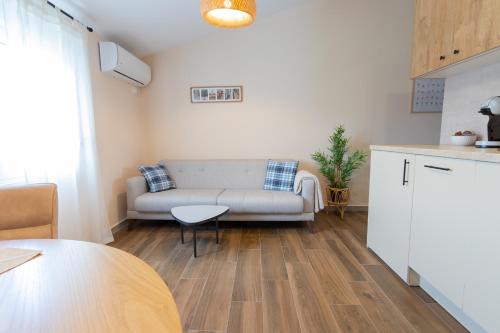 Bright & Cozy Apartment in quiet area near Airport, Golubovci (zdjęcie 4)