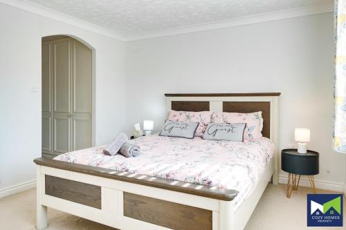 客房, SPACIOUS, Quiet, 5 Bed 2 Bath House with Free Parking, near NEC, Airport & Solihull in 伯克思維爾