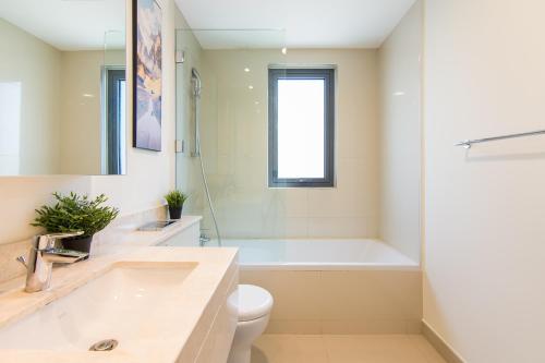 Elegant 4 bedrooms plus maid Villa in the Heart of Dubai Hills - image 13