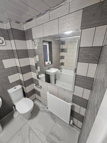 Zuhanyzó, Very cosy 3 bedroom house close to city in Foleshill