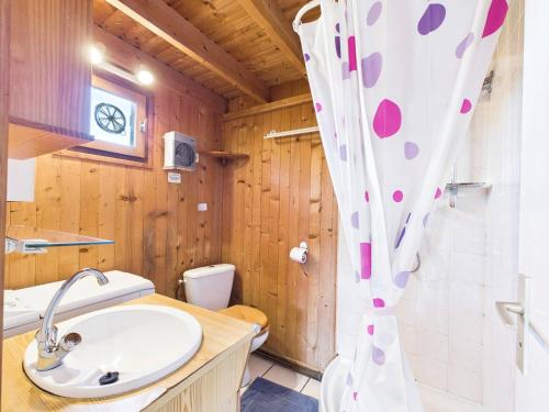 浴室, Chalet 2 adultes 2 enfants - jardin et terrasse in 普里安