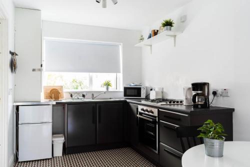 ห้องครัว, Amica Guesthouse in บอลลีมาคาร์เรต