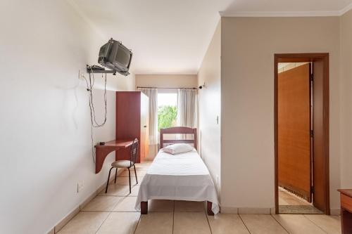 Twin Room image 5