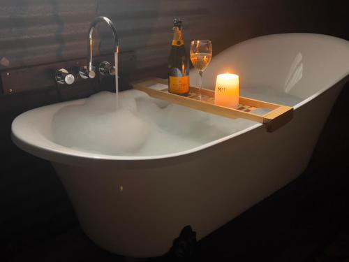 Karstais baseins, The Miners Cottage on Nettleton in Lightning Ridge