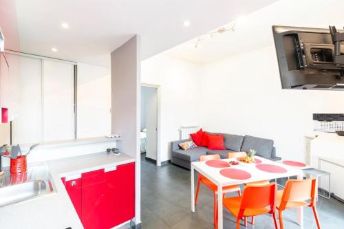 Bright and modern 2 BR in the heart of Antibes!
