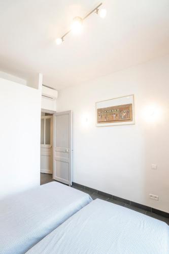 Bright and modern 2 BR in the heart of Antibes!