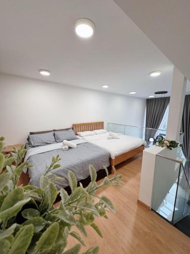 Modern Duplex Above Mall with Pool & Transit Modern Duplex Above Mall with Pool & Transit