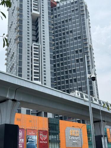 Modern Duplex Above Mall with Pool & Transit Modern Duplex Above Mall with Pool & Transit