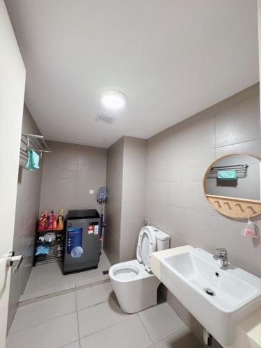 Modern Duplex Above Mall with Pool & Transit Modern Duplex Above Mall with Pool & Transit