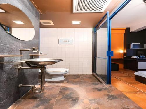 room detail thumbnail 2