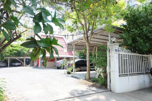 OYO 75429 '101 Place Navanakorm' - 주변 환경