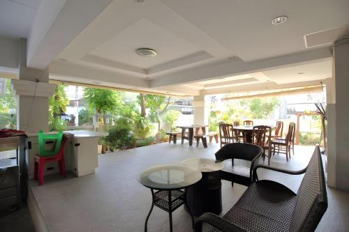 ห้องอาหาร, ซูเปอร์ โอโย 498 ลดาวัลย์ วิลล่า (Super OYO 498 Ladawan Villa) in ธนบุรีตอนใต้