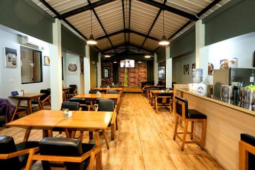 Restaurant, Super OYO Townhouse OAK Hotel Fiducia Pondok Gede in Halim