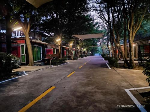 Exterior view, โรงแรมดีเทล in Chum Saeng