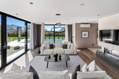 Lux Villa Dajo with Pool & Sauna by VacayVillas in Kirmenjak