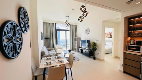 Luxury 1-Bedroom Apartment At Burj Crown - image 9