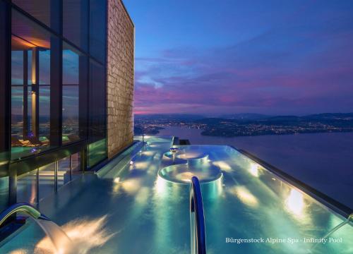 สระว่ายน้ำ, เบอร์เกนสต็อก โฮเทล แอนด์ รีสอร์ต - เบอร์เกนสต็อก โฮเทล แอนด์ อัลไพน์ สปา (Burgenstock Hotels & Resort - Burgenstock Hotel & Alpine Spa) in ชตันส์ชตัด