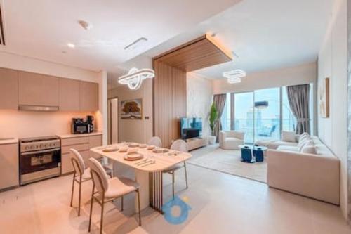 Steps from Dubai Mall Enjoy Dubai Skyline from Balcony Luxury 2 Bedroom Like Home, Dubaj (zdjęcie 2)