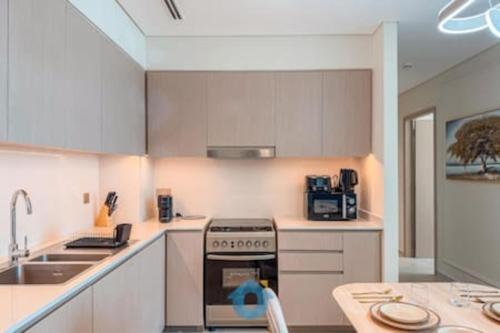 Steps from Dubai Mall Enjoy Dubai Skyline from Balcony Luxury 2 Bedroom Like Home, Dubaj (zdjęcie 7)