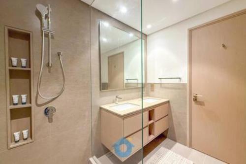 Steps from Dubai Mall Enjoy Dubai Skyline from Balcony Luxury 2 Bedroom Like Home, Dubaj (zdjęcie 9)