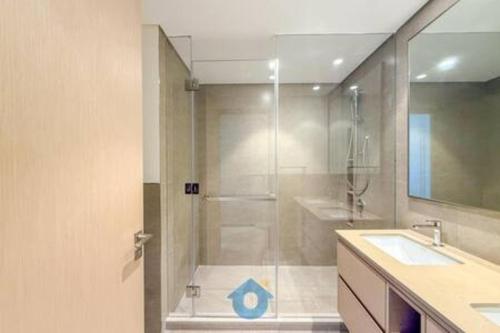 Steps from Dubai Mall Enjoy Dubai Skyline from Balcony Luxury 2 Bedroom Like Home, Dubaj (zdjęcie 8)