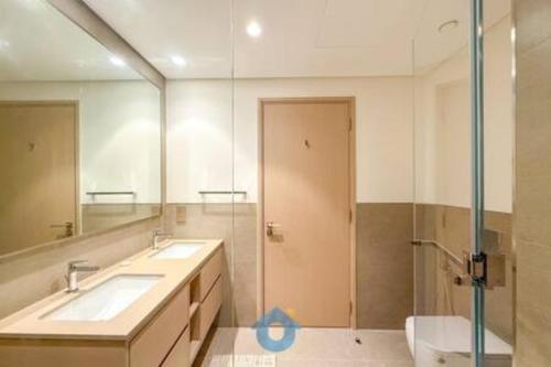 Steps from Dubai Mall Enjoy Dubai Skyline from Balcony Luxury 2 Bedroom Like Home, Dubaj (zdjęcie 10)