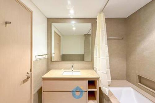 Steps from Dubai Mall Enjoy Dubai Skyline from Balcony Luxury 2 Bedroom Like Home - image 5