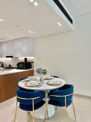 Spacious Luxury 1br Jvc Balcony & Pool, Дубай (фото 3)