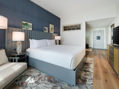 1 king bed, 1 sofa bed