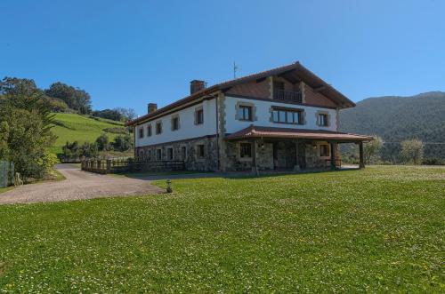 Bakio Country House by Next Stop Bilbao in San Pelaio