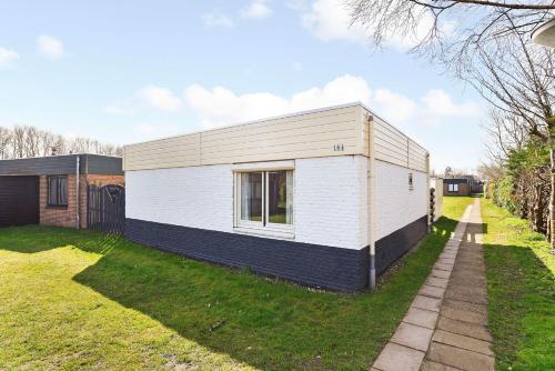 A szálláshely kívülről, 4 person Bungalow at beach, sea, dunes, lake, forestside in Noordwijkerhout