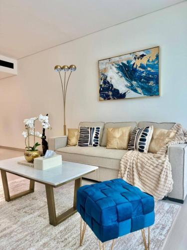 Spacious Luxury 1br Jvc Balcony & Pool, Дубай (фото 2)