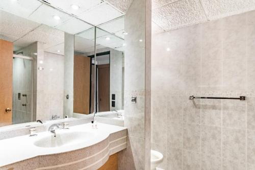 Deluxe Double  room in Capital O Andrade Mexico City