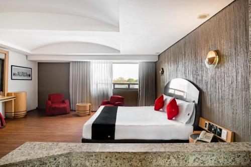 Deluxe with Jacuzzi image 7