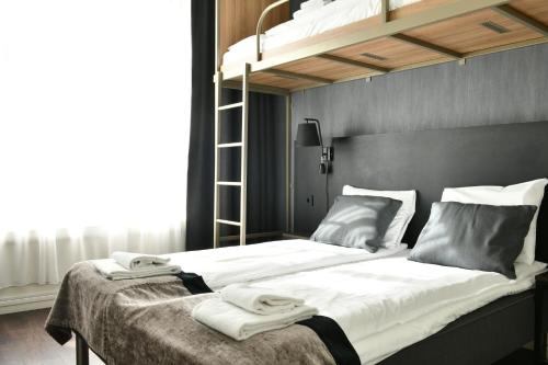 1 double bed, 1 bunk bed