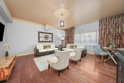 Riviera Suites - image 11