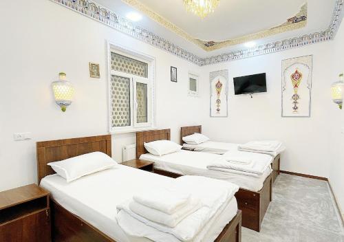 3 queen beds