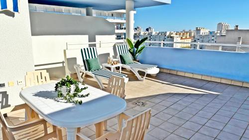 Two-Bedroom Deluxe Apartment image 9