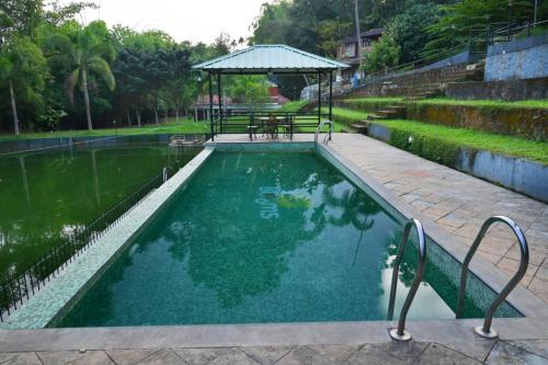 Úszómedence, Stone Villa in Blooms Green Farm in Irulam