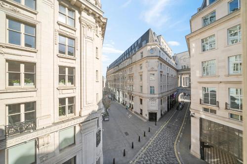 Prime Soho 3-Bedroom Apartment Steps from Piccadilly and Chinatown! No Lift 3GH - image 6