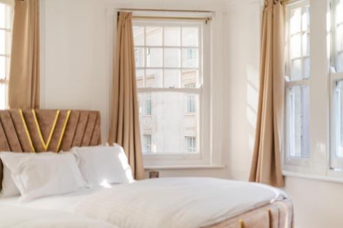 Prime Soho 3-Bedroom Apartment Steps from Piccadilly and Chinatown! No Lift 3GH - main image