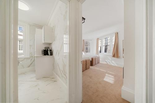 Prime Soho 3-Bedroom Apartment Steps from Piccadilly and Chinatown! No Lift 3GH - image 12