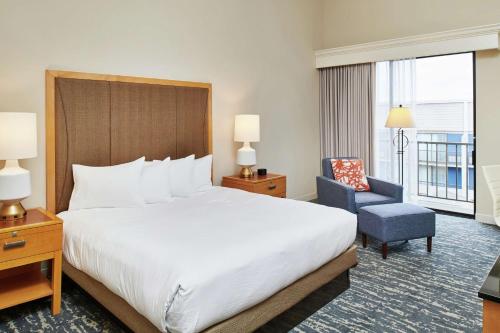 DoubleTree by Hilton Hotel Berkeley Marina Room Type - King Room with Balcony and Courtyard View - Non-Smoking DoubleTree by Hilton Hotel Berkeley Marina Room Type - King Room with Balcony and Courtyard View - Non-Smoking