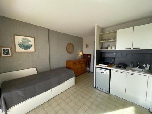Deluxe One-Bedroom Apartment with Ocean View image 5