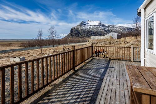 Skats, Home under a waterfall 7 mins from Glacier Lagoon in Hali