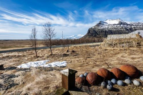 Skats, Home under a waterfall 7 mins from Glacier Lagoon in Hali