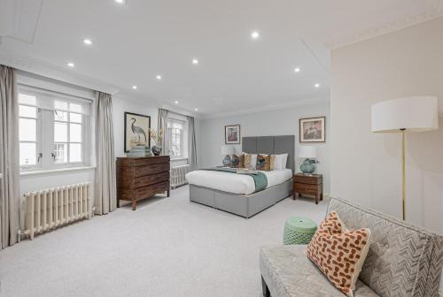 Exclusive Family Mews House in Belgravia with Private Terrace & Parking, London