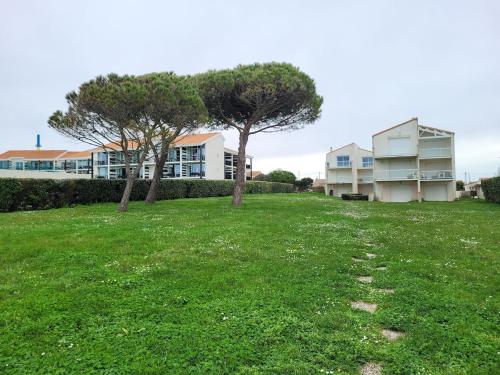 สวน, Appartement avec piscine et accès direct à la mer (Appartement avec piscine et acces direct a la mer) in ชาร์เตลายอง ปาล์ค