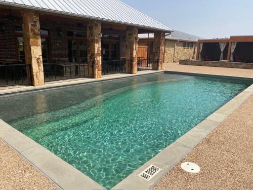 Bassein, Sundance Club Resort in Mingus