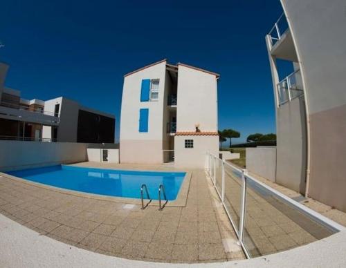 สระว่ายน้ำ, Appartement avec piscine et accès direct à la mer (Appartement avec piscine et acces direct a la mer) in ชาร์เตลายอง ปาล์ค